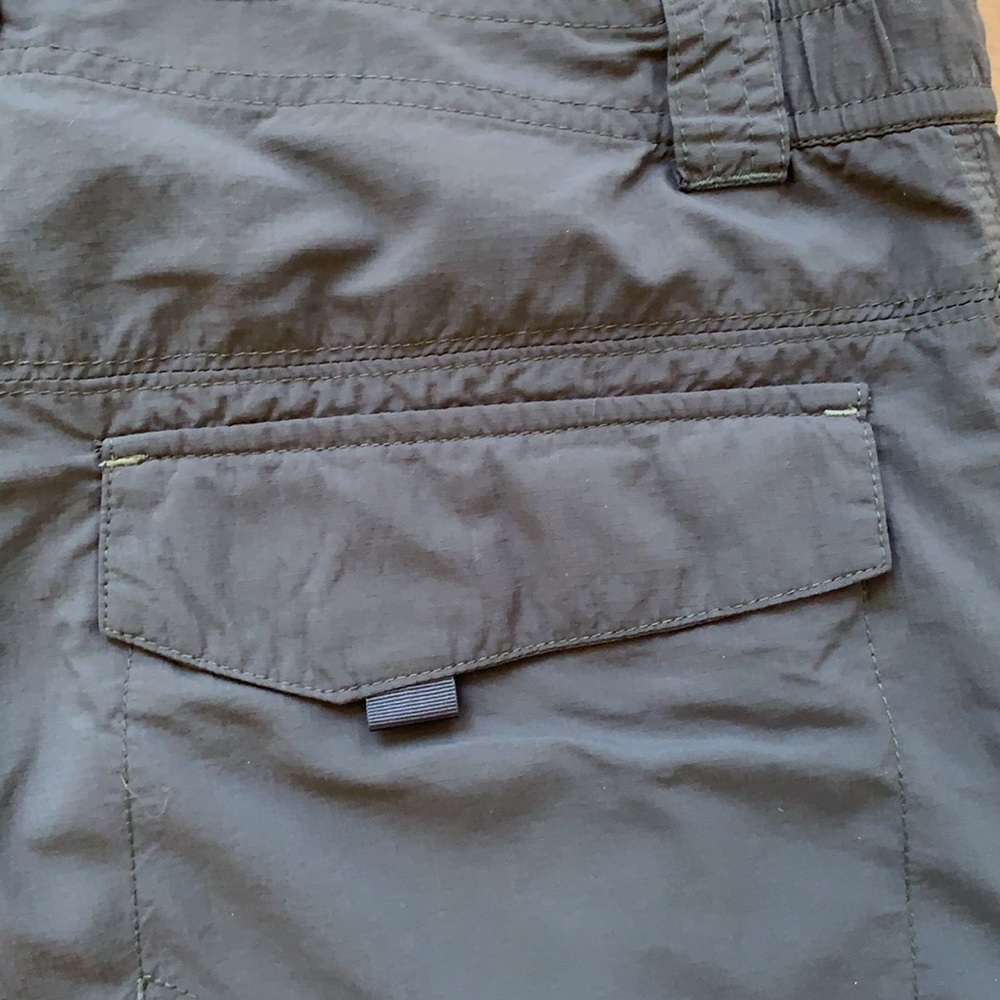 COLUMBIA OMNI-SHADE CARGO SHORTS..LIKE NEW MINT!! - Picture 8 of 12